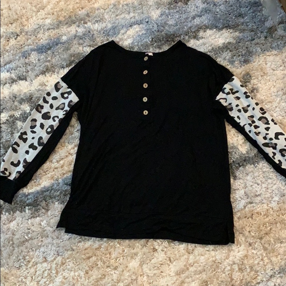 Leopard sleeve blouse w/ buttons (Medium)